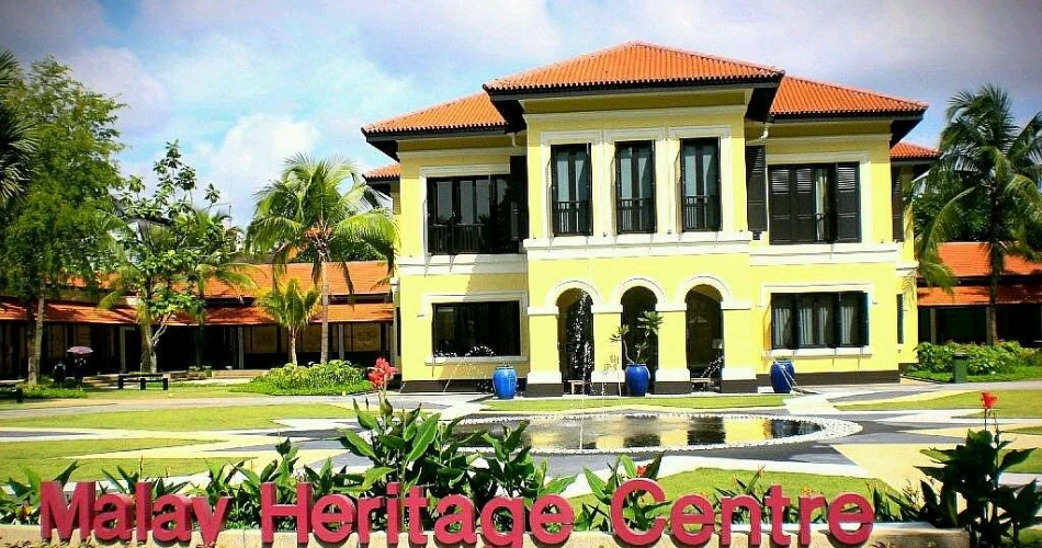 Experience Chinatown, Little India, and Kampong Glam